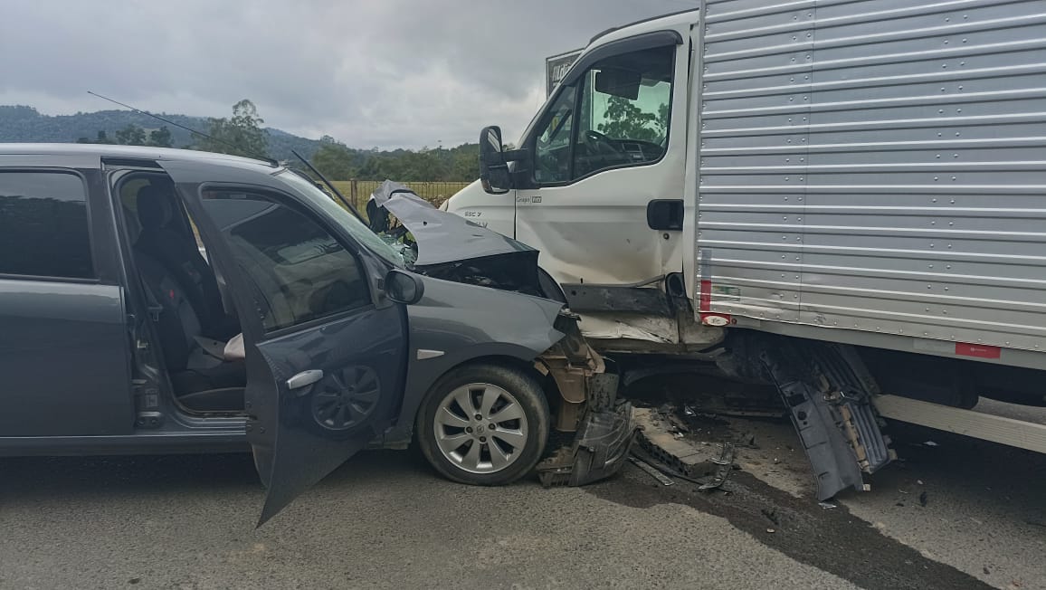 Colisão entre veículos deixa mulher ferida em Taió