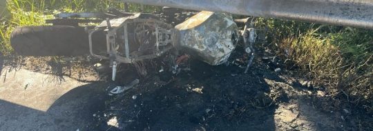 Homem morre e moto pega fogo em grave acidente na BR-470