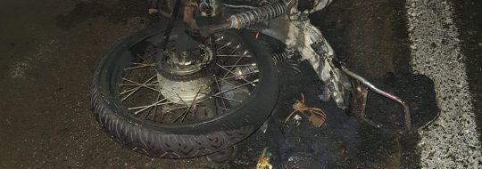 Moto pega fogo após acidente na BR-470