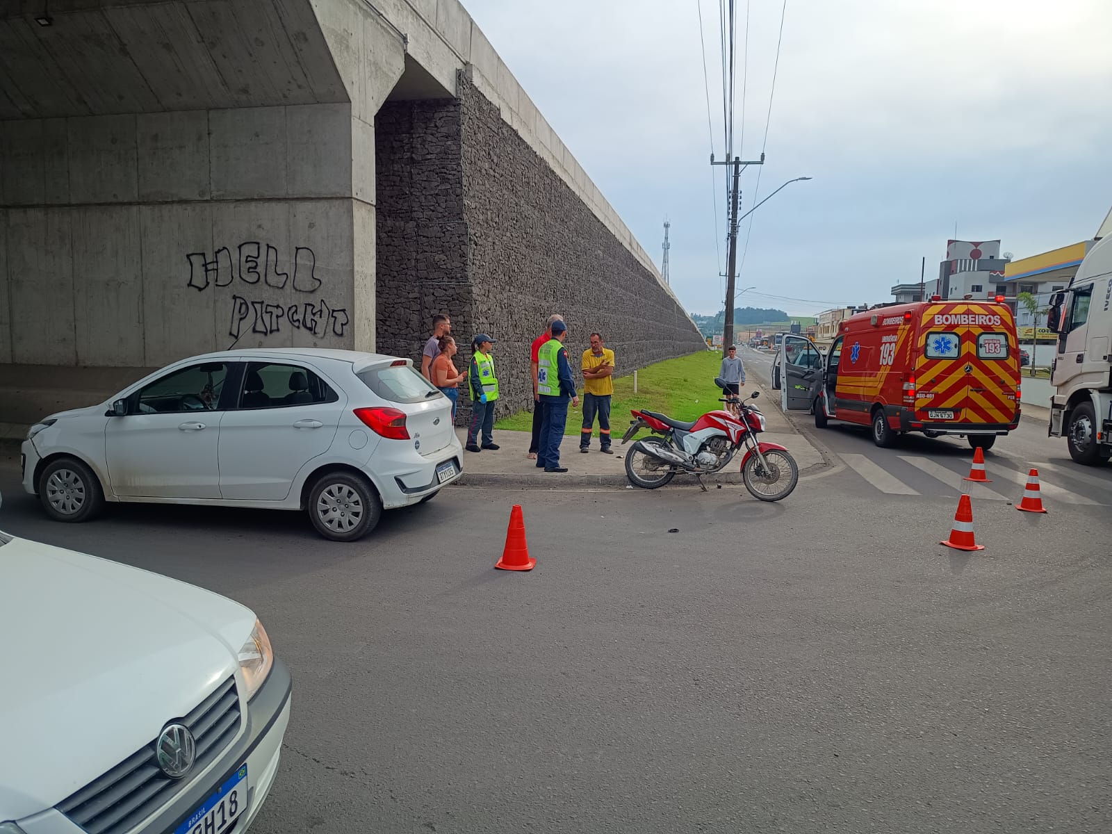 Acidente entre carro e moto deixa um ferido na BR-470, em Pouso Redondo