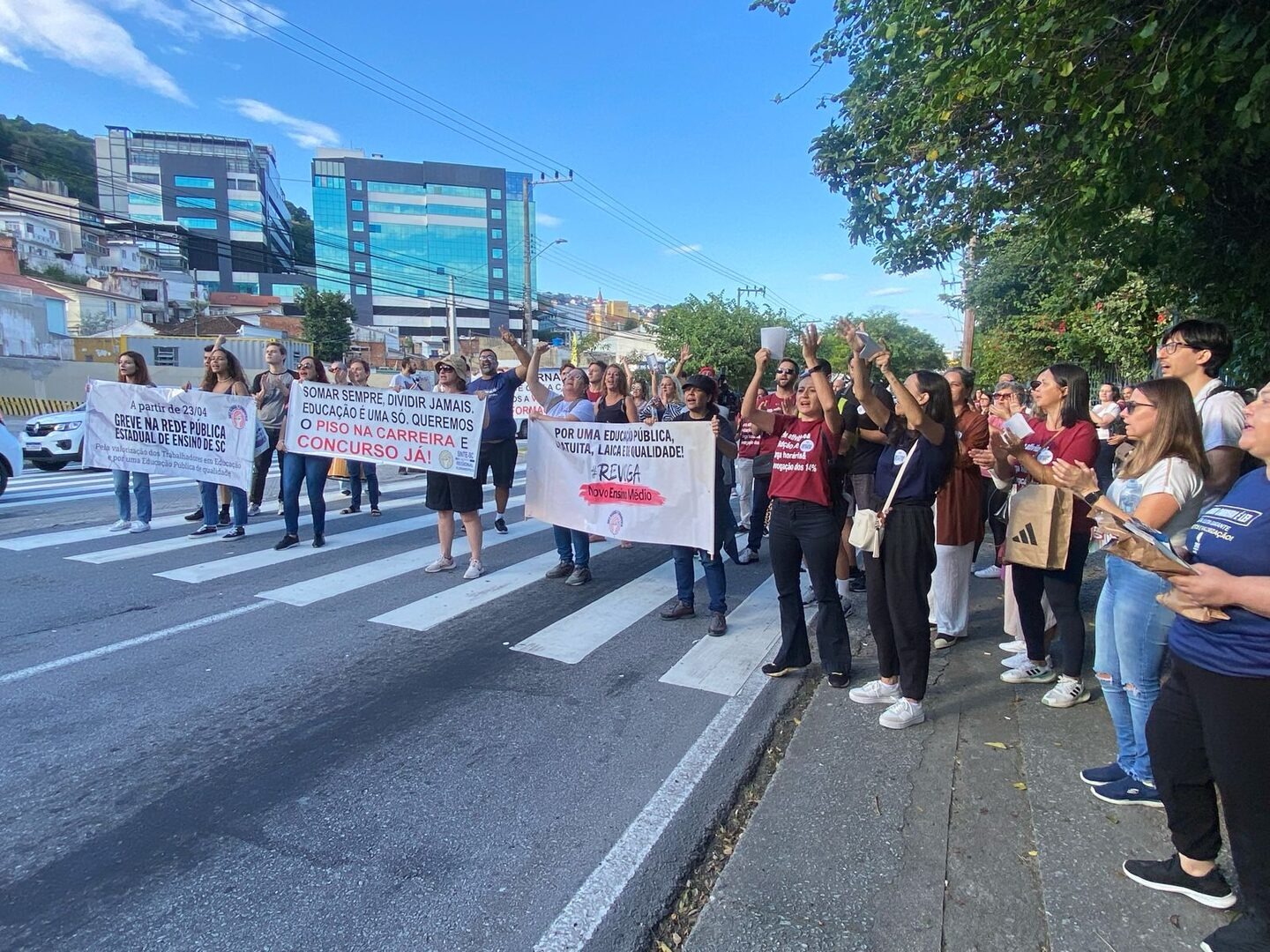 Professores de Santa Catarina entram em greve nesta terça-feira (23)
