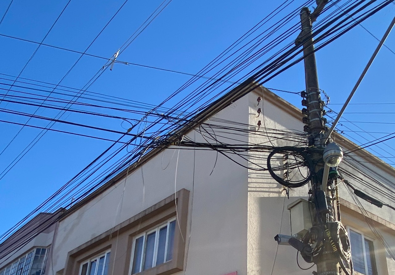 Procon de Rio do Sul notifica Celesc para limpeza de fios inativos e soltos em postes