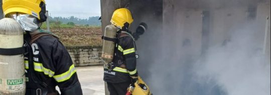 Bombeiros combatem incêndio em painel elétrico de empresa na cidade de Taió