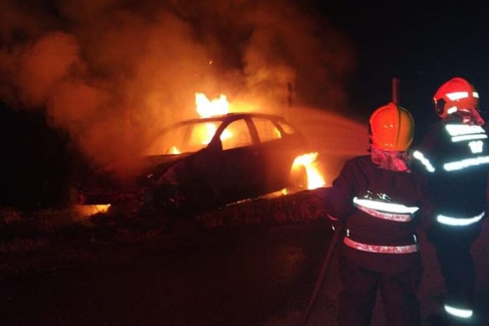 Após falha e perda de potência, carro pega fogo em rodovia no Médio Vale do Itajaí