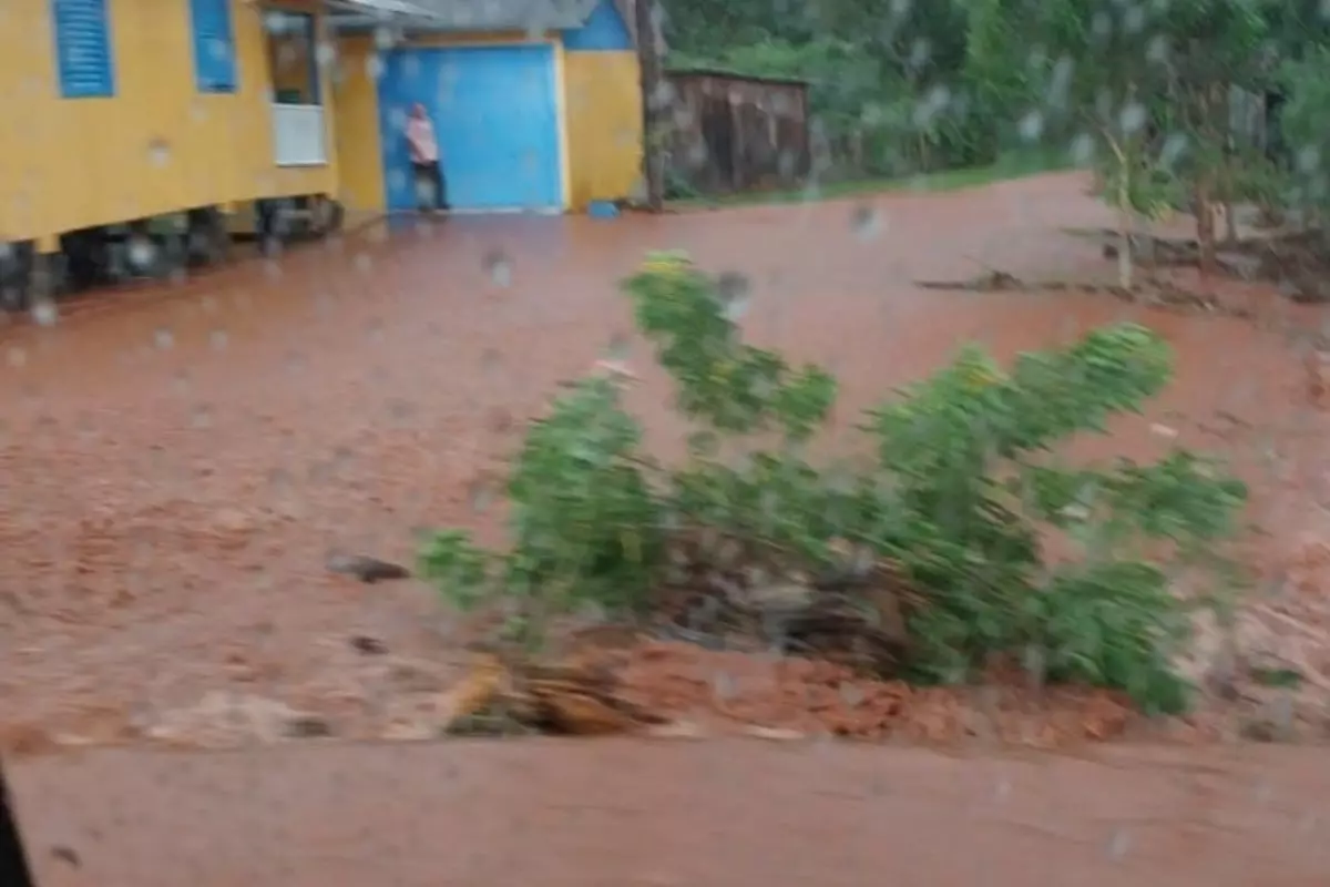 Chuva intensa causa transtornos com deslizamentos e alagamentos em cidade de SC