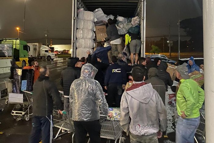Carretas enviadas por Gusttavo Lima chegam a Caxias do Sul com 370 toneladas de doações