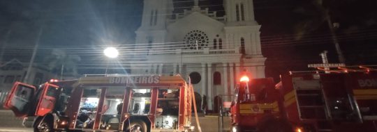 Rápida ação do Corpo de Bombeiros controla Incêndio na Catedral São João Batista em Rio do Sul