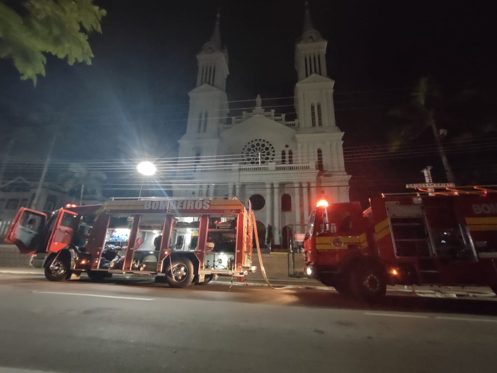Rápida ação do Corpo de Bombeiros controla Incêndio na Catedral São João Batista em Rio do Sul