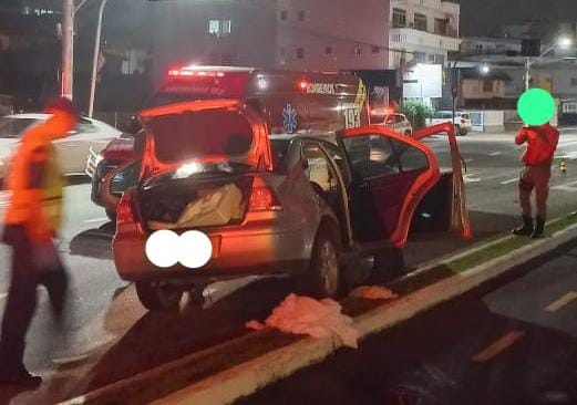 Motorista fica inconsciente após colidir em sinaleiro, em Rio do Sul