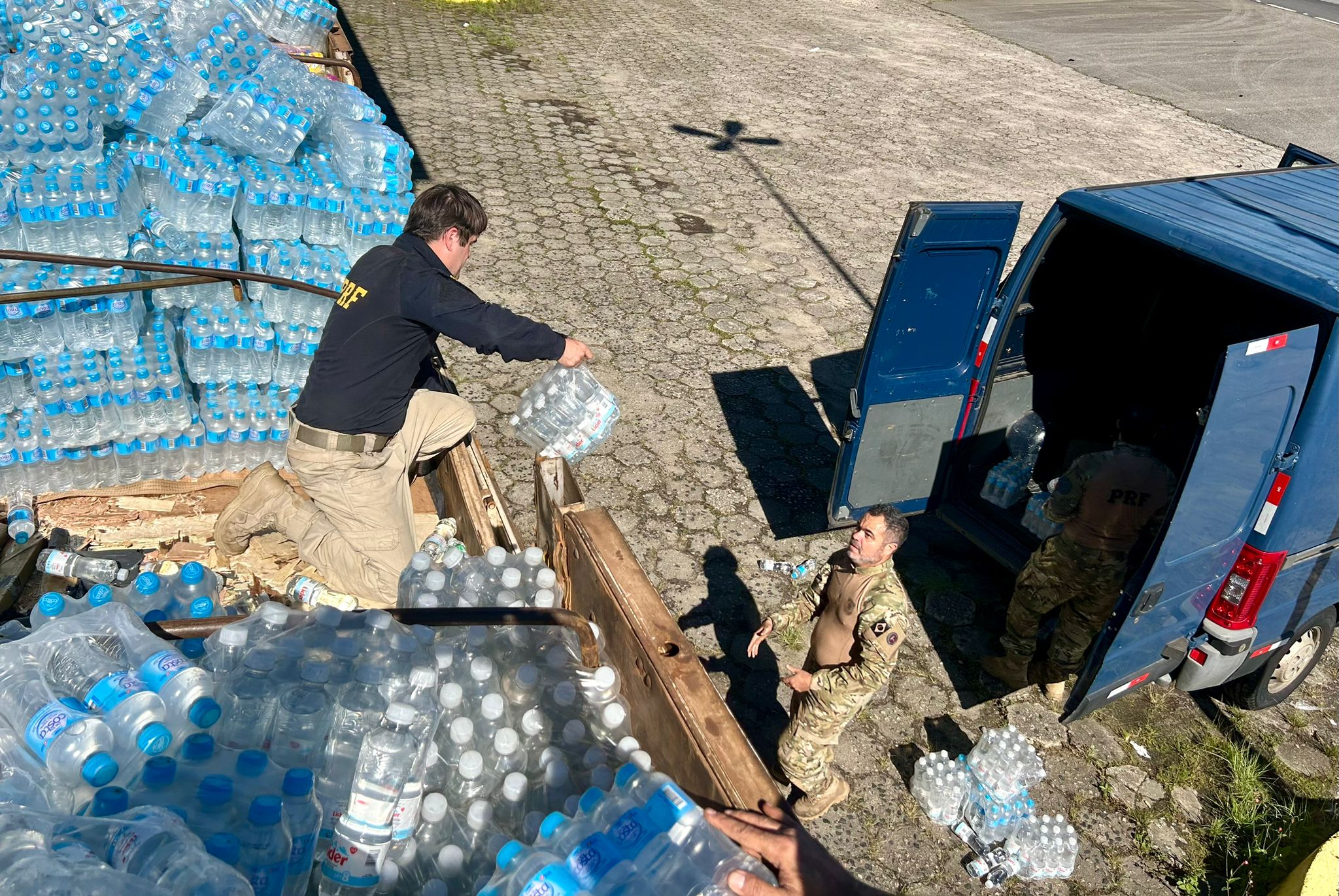 PRF encontra toneladas de maconha em fundo falso de carreta com donativos para o Rio Grande do Sul