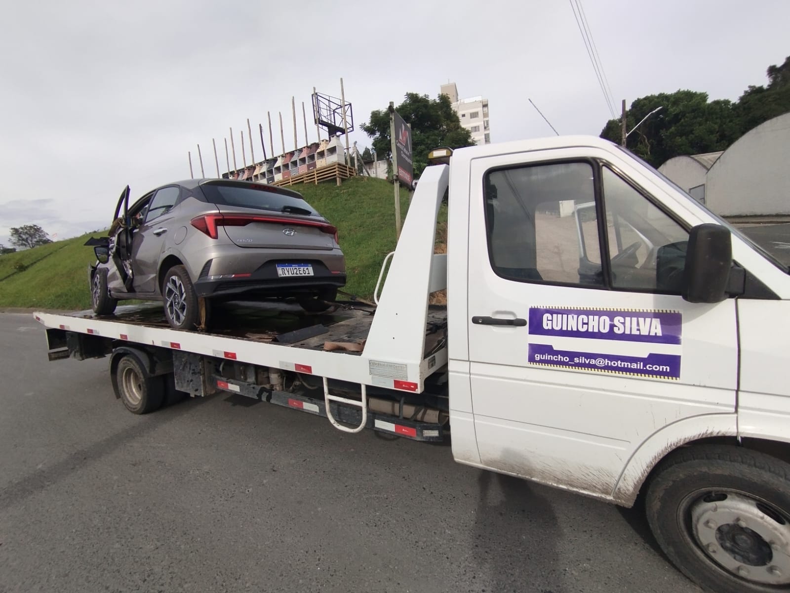 Colisão envolvendo carro e carreta é registrada nesta manhã em Rio do Sul