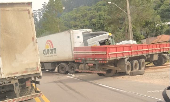 Colisão entre duas carretas é registrada na BR-470 em Ibirama