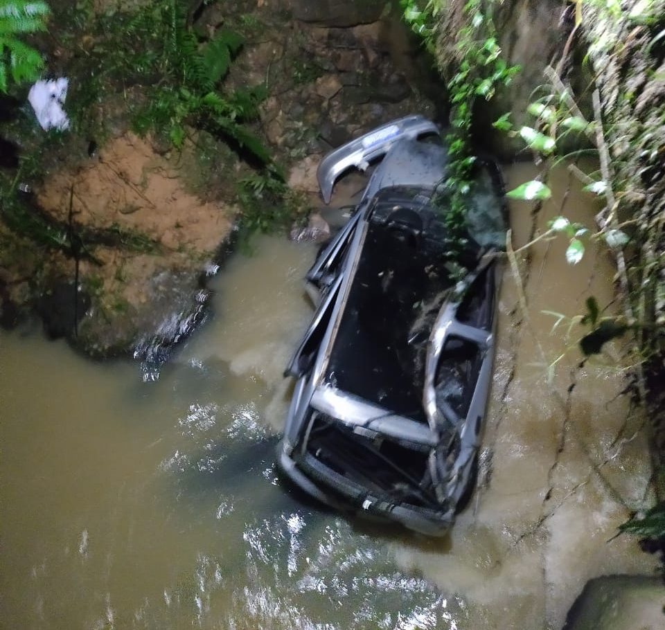 Mulher morre após carro cair no rio, em Petrolândia