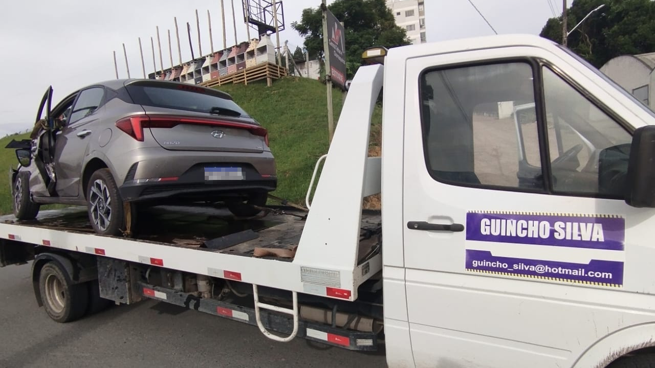Colisão envolvendo carro e carreta é registrada nesta manhã em Rio do Sul