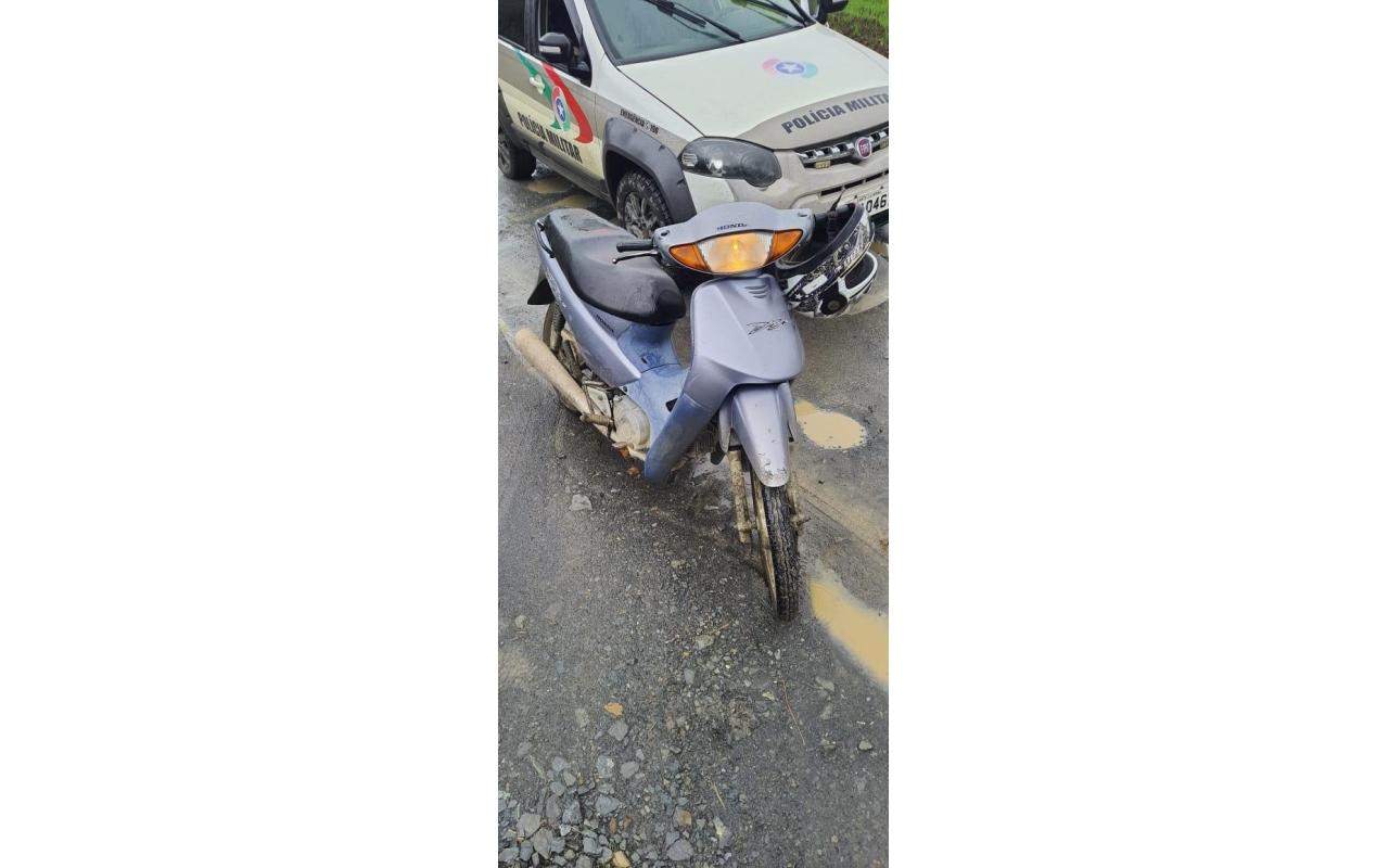 Polícia Militar localiza moto furtada e prende foragido do presídio em Chapadão do Lageado
