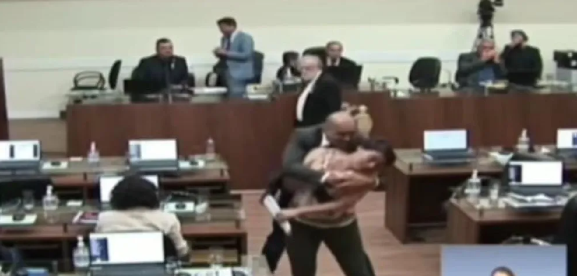 Parlamentar que abraçou e beijou à força vereadora em sessão da Câmara em SC é condenado a indenizá-la