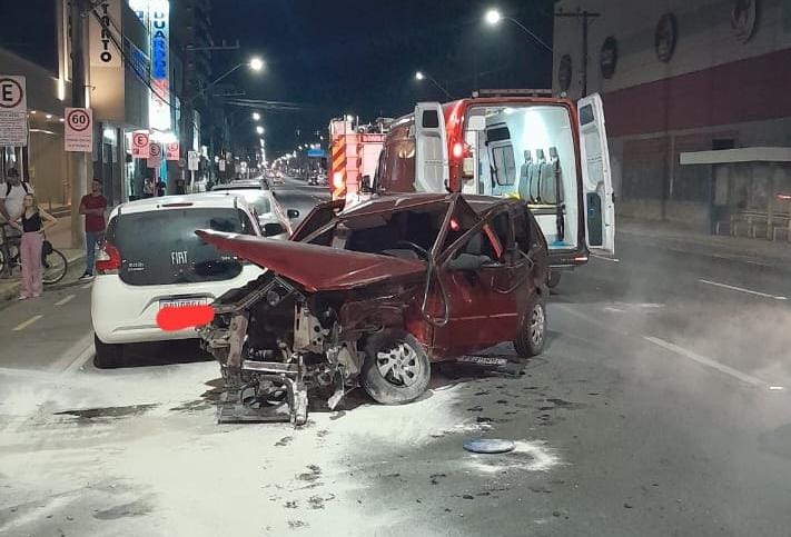 Carros ficam destruídos após acidente em Rio do Sul
