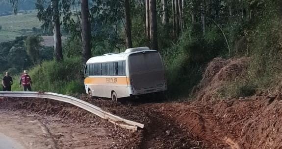 Ônibus sai de pista na Serra do Tucano